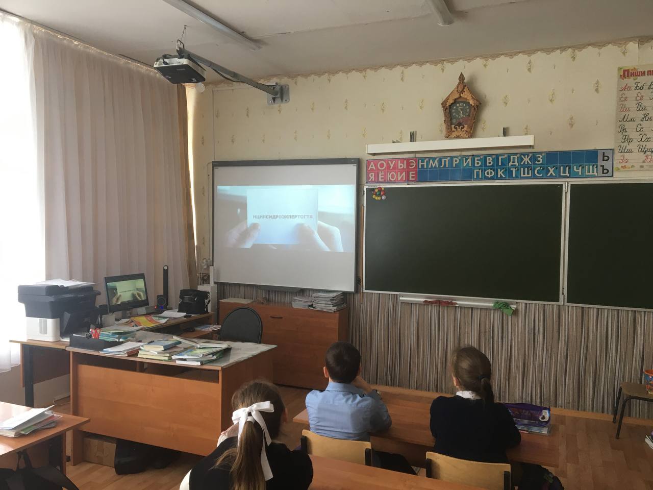 В рамках проекта « Всероссийские детские кинопремьеры» обучающиеся 1-4 классов посмотрели фильм «Я делаю шаг».