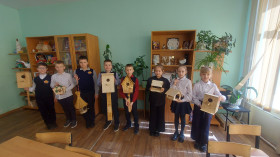 Ученики 3-В класса приняли участие в конкурсе на лучший скворечник &quot;Построй дом для птиц&quot;.